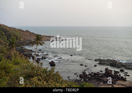 Schöne Anjuna Beach im Norden von Goa, Indien. Beliebte strand ferien Destination in Goa. Stockfoto