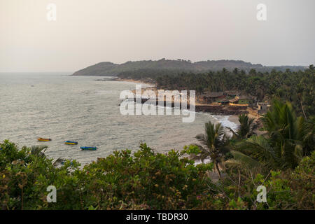 Schöne Anjuna Beach im Norden von Goa, Indien. Beliebte strand ferien Destination in Goa. Stockfoto