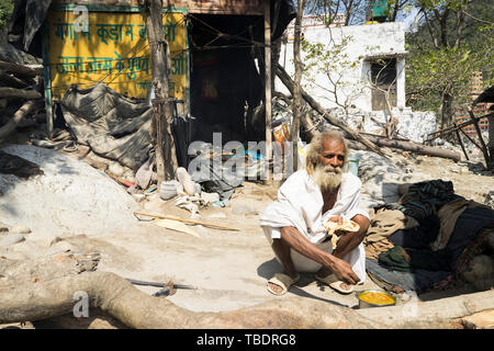 Rishikesh, Uttarakhand/Indien - 03. 12. 2019, Portrait von Sadhus, spirituellen und heilige Männer Indiens im Freien in der Nähe Fluss Ganges. Stockfoto