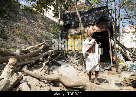 Rishikesh, Uttarakhand/Indien - 03. 12. 2019, Portrait von Sadhus, spirituellen und heilige Männer Indiens im Freien in der Nähe Fluss Ganges. Stockfoto