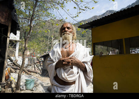 Rishikesh, Uttarakhand/Indien - 03. 12. 2019, Portrait von Sadhus, spirituellen und heilige Männer Indiens im Freien in der Nähe Fluss Ganges. Stockfoto