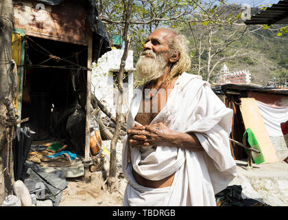 Rishikesh, Uttarakhand/Indien - 03. 12. 2019, Portrait von Sadhus, spirituellen und heilige Männer Indiens im Freien in der Nähe Fluss Ganges. Stockfoto