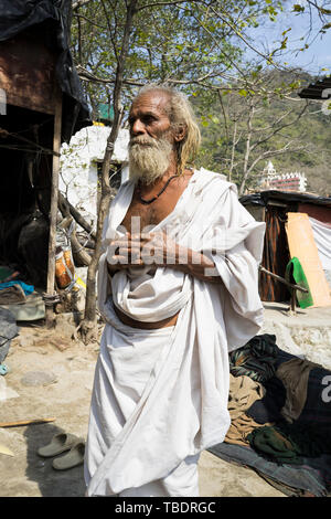 Rishikesh, Uttarakhand/Indien - 03. 12. 2019, Portrait von Sadhus, spirituellen und heilige Männer Indiens im Freien in der Nähe Fluss Ganges. Stockfoto