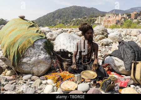 Rishikesh, Uttarakhand/Indien - 03. 12. 2019, Portrait von Sadhus, spirituellen und heilige Männer Indiens im Freien in der Nähe Fluss Ganges. Stockfoto