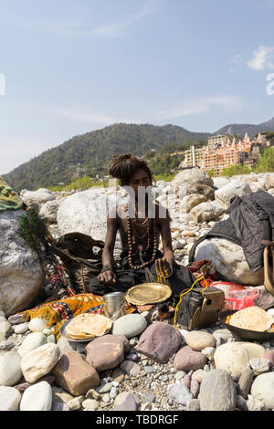Rishikesh, Uttarakhand/Indien - 03. 12. 2019, Portrait von Sadhus, spirituellen und heilige Männer Indiens im Freien in der Nähe Fluss Ganges. Stockfoto