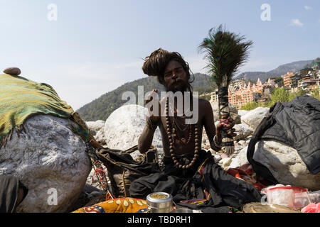 Rishikesh, Uttarakhand/Indien - 03. 12. 2019, Portrait von Sadhus, spirituellen und heilige Männer Indiens im Freien in der Nähe Fluss Ganges. Stockfoto