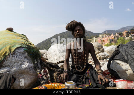 Rishikesh, Uttarakhand/Indien - 03. 12. 2019, Portrait von Sadhus, spirituellen und heilige Männer Indiens im Freien in der Nähe Fluss Ganges. Stockfoto