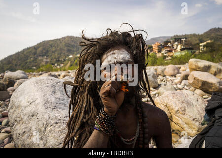 Rishikesh, Uttarakhand/Indien - 03. 12. 2019, Portrait von Sadhus, spirituellen und heilige Männer Indiens im Freien in der Nähe Fluss Ganges. Stockfoto