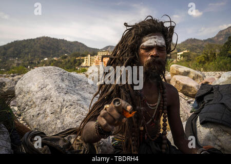 Rishikesh, Uttarakhand/Indien - 03. 12. 2019, Portrait von Sadhus, spirituellen und heilige Männer Indiens im Freien in der Nähe Fluss Ganges. Stockfoto