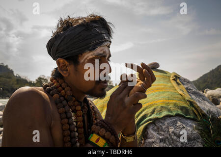 Rishikesh, Uttarakhand/Indien - 03. 12. 2019, Portrait von Sadhus, spirituellen und heilige Männer Indiens im Freien in der Nähe Fluss Ganges. Stockfoto