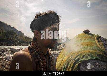 Rishikesh, Uttarakhand/Indien - 03. 12. 2019, Portrait von Sadhus, spirituellen und heilige Männer Indiens im Freien in der Nähe Fluss Ganges. Stockfoto