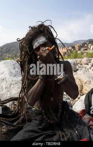 Rishikesh, Uttarakhand/Indien - 03. 12. 2019, Portrait von Sadhus, spirituellen und heilige Männer Indiens im Freien in der Nähe Fluss Ganges. Stockfoto