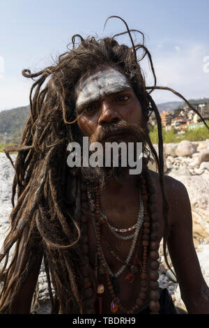 Rishikesh, Uttarakhand/Indien - 03. 12. 2019, Portrait von Sadhus, spirituellen und heilige Männer Indiens im Freien in der Nähe Fluss Ganges. Stockfoto