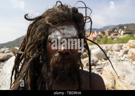 Rishikesh, Uttarakhand/Indien - 03. 12. 2019, Portrait von Sadhus, spirituellen und heilige Männer Indiens im Freien in der Nähe Fluss Ganges. Stockfoto