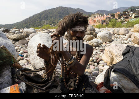 Rishikesh, Uttarakhand/Indien - 03. 12. 2019, Portrait von Sadhus, spirituellen und heilige Männer Indiens im Freien in der Nähe Fluss Ganges. Stockfoto