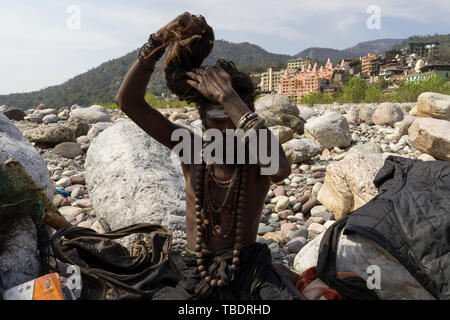 Rishikesh, Uttarakhand/Indien - 03. 12. 2019, Portrait von Sadhus, spirituellen und heilige Männer Indiens im Freien in der Nähe Fluss Ganges. Stockfoto