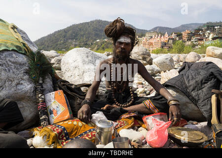 Rishikesh, Uttarakhand/Indien - 03. 12. 2019, Portrait von Sadhus, spirituellen und heilige Männer Indiens im Freien in der Nähe Fluss Ganges. Stockfoto