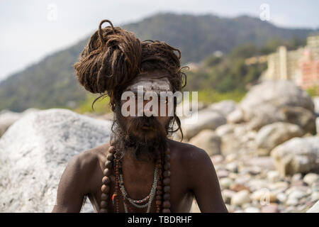 Rishikesh, Uttarakhand/Indien - 03. 12. 2019, Portrait von Sadhus, spirituellen und heilige Männer Indiens im Freien in der Nähe Fluss Ganges. Stockfoto