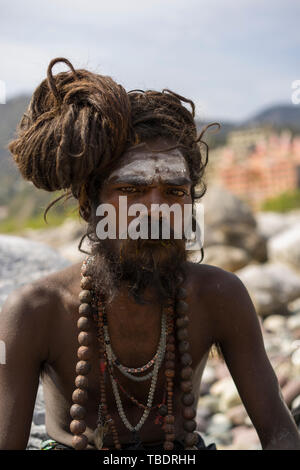 Rishikesh, Uttarakhand/Indien - 03. 12. 2019, Portrait von Sadhus, spirituellen und heilige Männer Indiens im Freien in der Nähe Fluss Ganges. Stockfoto
