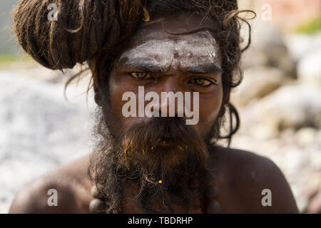 Rishikesh, Uttarakhand/Indien - 03. 12. 2019, Portrait von Sadhus, spirituellen und heilige Männer Indiens im Freien in der Nähe Fluss Ganges. Stockfoto