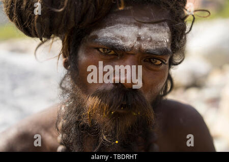 Rishikesh, Uttarakhand/Indien - 03. 12. 2019, Portrait von Sadhus, spirituellen und heilige Männer Indiens im Freien in der Nähe Fluss Ganges. Stockfoto