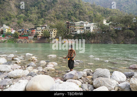 Rishikesh, Uttarakhand/Indien - 03. 12. 2019, Portrait von Sadhus, spirituellen und heilige Männer Indiens im Freien in der Nähe Fluss Ganges. Stockfoto