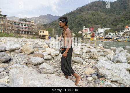 Rishikesh, Uttarakhand/Indien - 03. 12. 2019, Portrait von Sadhus, spirituellen und heilige Männer Indiens im Freien in der Nähe Fluss Ganges. Stockfoto