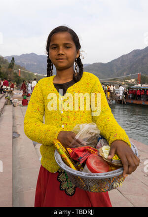 Rishikesh, Uttarakhand/Indien - 03. 12. 2019, Portrait eines jungen Mädchen, das kleine Kind in den Straßen von Rishikesh. Stockfoto