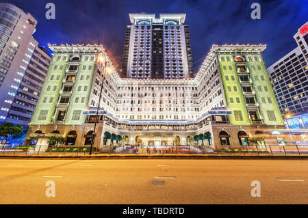 Kowloon, Hong Kong - 13. Dezember 2016: Nacht Außenansicht des Peninsula Hotel. Stockfoto