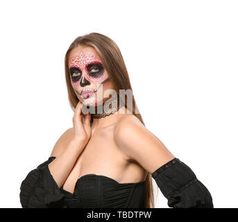 Junge Frau mit malte Schädel auf ihrem Gesicht des mexikanischen Tag der Toten vor weißem Hintergrund Stockfoto