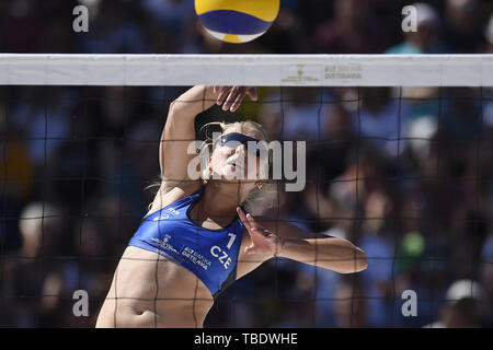 Ostrava, Tschechische Republik. 31. Mai, 2019. Tschechische Michaela Kubickova (dargestellt) und Michala Kvapilova in Aktion während der Ostrava Beach Open Match gegen Agatha Bednarczuk ein eduarda Santos Lisboa Duda von Brasilien in Ostrava, Tschechische Republik, 31. Mai 2019. Credit: Jaroslav Ozana/CTK Photo/Alamy leben Nachrichten Stockfoto
