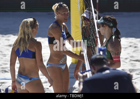 Ostrava, Tschechische Republik. 31. Mai, 2019. Von links der Tschechischen Michaela Kubickova, Michala Kvapilova grüße Agatha Bednarczuk und Eduarda Santos Lisboa Duda von Brasilien nach dem Ostrava Beach Open Match in Ostrava, Tschechische Republik, 31. Mai 2019. Credit: Jaroslav Ozana/CTK Photo/Alamy leben Nachrichten Stockfoto