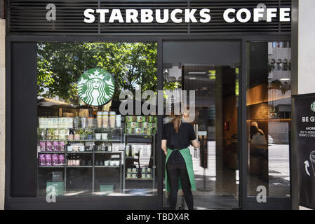 Madrid, Spanien. 25 Mai, 2019. Amerikanischen multinationalen Kette Starbucks Coffee Store und Mitarbeiter Madrid gesehen. Credit: Budrul Chukrut/SOPA Images/ZUMA Draht/Alamy leben Nachrichten Stockfoto