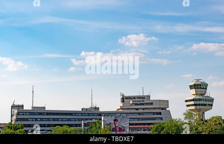Berlin, Deutschland. 24. Mai, 2019. Der Turm der Flughafen Tegel und das Hauptgebäude des Flughafens. Credit: Paul Zinken/dpa/Alamy leben Nachrichten