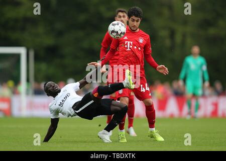 Lindau, Deutschland. 29 Mai, 2019. firo: 29.05.2019, Fußball, Freundschaftsspiel, Saison 2018/2019, SpVgg Lindau - Bayern München, Resultat Turkkalesi, Mi # vollständige Abbildung, Duellen, | Verwendung der weltweiten Kredit: dpa/Alamy leben Nachrichten Stockfoto