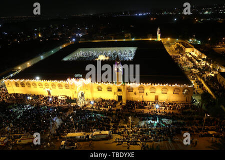 Kairo, Ägypten. 31. Mai, 2019. Muslime an einer Nacht Gebet während Laylat Al-Qadr bei Amr ibn al-As Moschee in Kairo, Ägypten, 31. Mai 2019. Credit: Ahmed Gomaa/Xinhua/Alamy leben Nachrichten Stockfoto