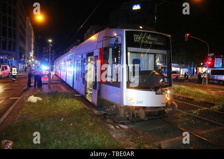 Düsseldorf, Deutschland. 31. Mai, 2019. Rettungskräfte stehen mit der Straßenbahn an der Unfallstelle. Ein junger Mann wurde von einer Straßenbahn in der Königsallee am Freitag Abend erwischt. Die Straßenbahn in Frage ist auf der Strecke in der Nähe von Graf Adolf Strasse beschädigt. Quelle: David Young/dpa/Alamy leben Nachrichten Stockfoto