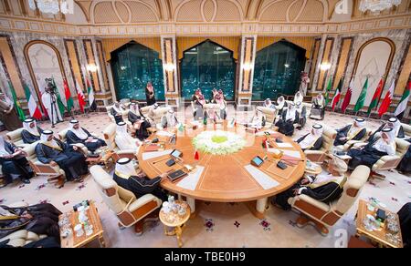 (190531) -- MEKKA (Saudi-arabien), 31. Mai 2019 (Xinhua) - Notfall Gipfel des Gulf Cooperation Council (GCC) in Mekka, Saudi-Arabien, am 30. Mai 2019. Die Arabische Liga und der Golf-kooperationsrat am Donnerstag rief Iran auf, seine Rolle in der Region zu überdenken, Saudi Presse Agentur am Freitag berichtet. In einer Presseerklärung nach dem Golfkrieg und Arabischen Gipfel in der saudi-arabischen Stadt Mekka, Saudi-Arabien Aussenminister Ibrahim Al-Assaf geäußert, um die Halterung vom Golf und arabischen Ländern für Saudi Arabien und die Vereinigten Arabischen Emirate (VAE) gegen die jüngsten Angriffe, die sie erlebt haben. (Xinhua Stockfoto