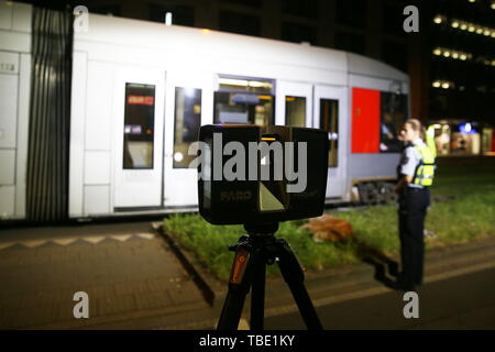 Düsseldorf, Deutschland. 31. Mai, 2019. Für den Tatort Analyse, die die Arbeit der Polizei mit einem 3D-Laserscanner an der Unfallstelle. Ein junger Mann wurde von einer Straßenbahn in der Königsallee am Freitag Abend erwischt. Quelle: David Young/dpa/Alamy leben Nachrichten Stockfoto