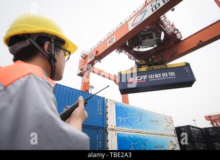 (190601) - Peking, 1. Juni 2019 (Xinhua) - Personal Container von der Güterzug entladen X 8044 nachdem der Zug von Hamburg an Wujiashan railway container Bahnhof im Stadtzentrum in Wuhan angekommen, die Zentrale China Provinz Hubei, 26.08.2018. Die Partnerschaft zwischen China und Deutschland die Stadt Hamburg geht zurück auf das 18. Jahrhundert zurückverfolgen. Nach Jahren der Entwicklung, der Hamburger Hafen ist einer der Wichtigsten Europäischen Drehscheiben für den Handel mit China. Im Jahr 2018, die der Hamburger Hafen hatte die Gesamt Seefracht Volumen von annähernd 8,7 Millionen 20-Fuß-Containereinheiten (TEU), der Stockfoto