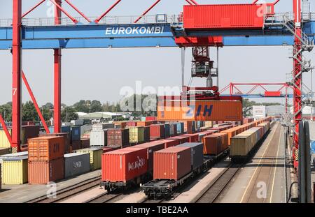 (190601) - Peking, 1. Juni 2019 (Xinhua) - ein Cargo Container auf einem China Railway Express ist am Eurokombi Terminal in Hamburg, Deutschland, am 29. Mai 2018. Die Partnerschaft zwischen China und Deutschland die Stadt Hamburg geht zurück auf das 18. Jahrhundert zurückverfolgen. Nach Jahren der Entwicklung, der Hamburger Hafen ist einer der Wichtigsten Europäischen Drehscheiben für den Handel mit China. Im Jahr 2018, die der Hamburger Hafen insgesamt Seefracht Volumen von annähernd 8,7 Millionen 20-Fuß-Containereinheiten (TEU), von denen etwa 2,6 Millionen in China verbunden sind, nach den Statistiken release Stockfoto