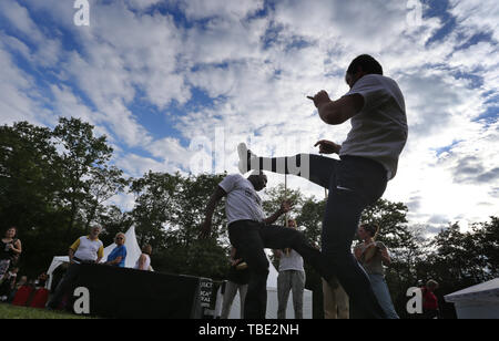 31. Mai 2019, Bayern, Würzburg: Die Besucher des Africa Festivals Tanz der brasilianische Kampf Tanz Capoeira. Das Africa Festival ist eines der größten Festivals für afrikanische Musik und Kultur in Europa. Foto: Karl-Josef Hildenbrand/dpa Stockfoto