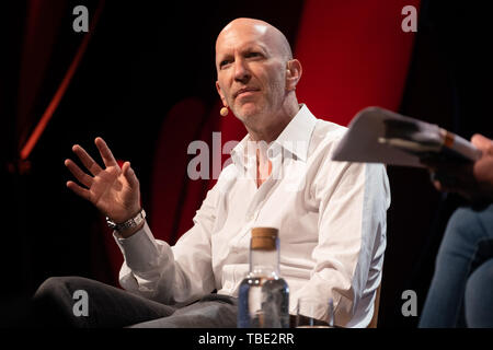 Die Hay Festival, Heu auf Wye, Wales, Großbritannien, Samstag, 01. Juni 2019. Simon Sebag Montefiore, Historiker und Schriftsteller, auf der Bühne des 2019 Hay Festival Das Festival, der nun in seinem 32. Jahr, jährlich in der kleinen Stadt von Heu auf Wye an der Grenze zu Wales - England gehalten, zieht die besten Schriftsteller, Politiker und Intellektuelle aus der ganzen Welt für 10 Tage von Gesprächen und Diskussionen, feiern die Besten des geschriebenen Wortes und kritische Debatte Foto © Keith Morris/Alamy leben Nachrichten Stockfoto