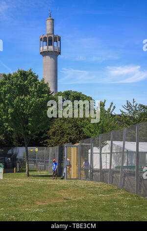 London, Großbritannien. 1. Juni 2019. Das Minarett des Regent's Park Moschee gesehen neben Sicherheit Zäune, um Winfield Haus Residenz des Botschafters der Vereinigten Staaten von Amerika im Regent's Park vor dem Staatsbesuch von Präsident Donald Trump Credit installiert wurden: Amer ghazzal/Alamy leben Nachrichten Stockfoto