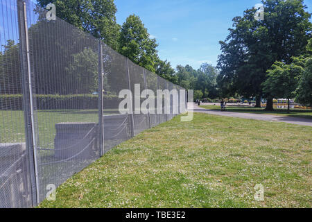 London, Großbritannien. 1. Juni 2019. Hohe stahl Sicherheit Zäune werden errichtet, um den Umfang der Residenz des amerikanischen Botschafters bei Winfield House im Regent's Park vor dem Staatsbesuch von US-Präsident Donald Trump Credit: Amer ghazzal/Alamy leben Nachrichten Stockfoto