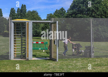 London, Großbritannien. 1. Juni 2019. Hohe Stahlgewebe Sicherheit Zäune werden errichtet, um den Umfang der Residenz des amerikanischen Botschafters bei Winfield House im Regent's Park vor dem Staatsbesuch von US-Präsident Donald Trump Credit: Amer ghazzal/Alamy leben Nachrichten Stockfoto