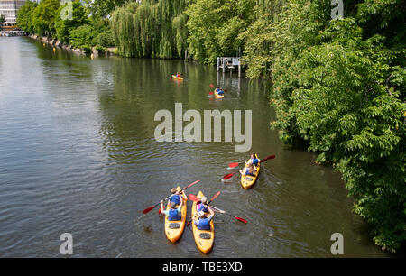 Berlin, Deutschland. 01 Juni, 2019. Touristen können mehrere Paddel Kajaks auf dem Landwehrkanal. Credit: Paul Zinken/dpa/Alamy leben Nachrichten Stockfoto