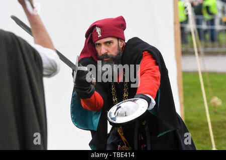 Baw Baw, Victoria, Australien. 01 Juni, 2019. ; Medieval Jousting Weltmeisterschaften; ritterlichen Kampf Marktteilnehmer bereiten sich auf ihr Schwert kampf kampf Credit: Aktion Plus Sport Bilder/Alamy leben Nachrichten Stockfoto