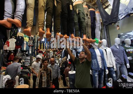 Nablus. 1. Juni 2019. Palästinenser shop auf einem Markt vor dem Eid al-Fitr im Westjordanland Nablus, 1. Juni 2019. Credit: nidal Eshtayeh/Xinhua/Alamy leben Nachrichten Stockfoto