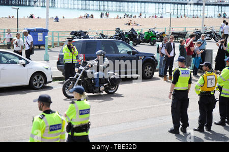 Brighton UK vom 1. Juni 2019 - Hunderte von Hells Angels kommen entlang der Brighton Madeira Drive an der Küste als Teil ihrer 50-Jahr-Feier am Wochenende. Rround über 3000 Biker aus der ganzen Welt haben in Surrey, bevor Sie sich in Richtung Brighton heute, wo einem massiven Polizeiaufgebot ein Auge auf sie zusammen. Foto: Simon Dack/Alamy leben Nachrichten Stockfoto